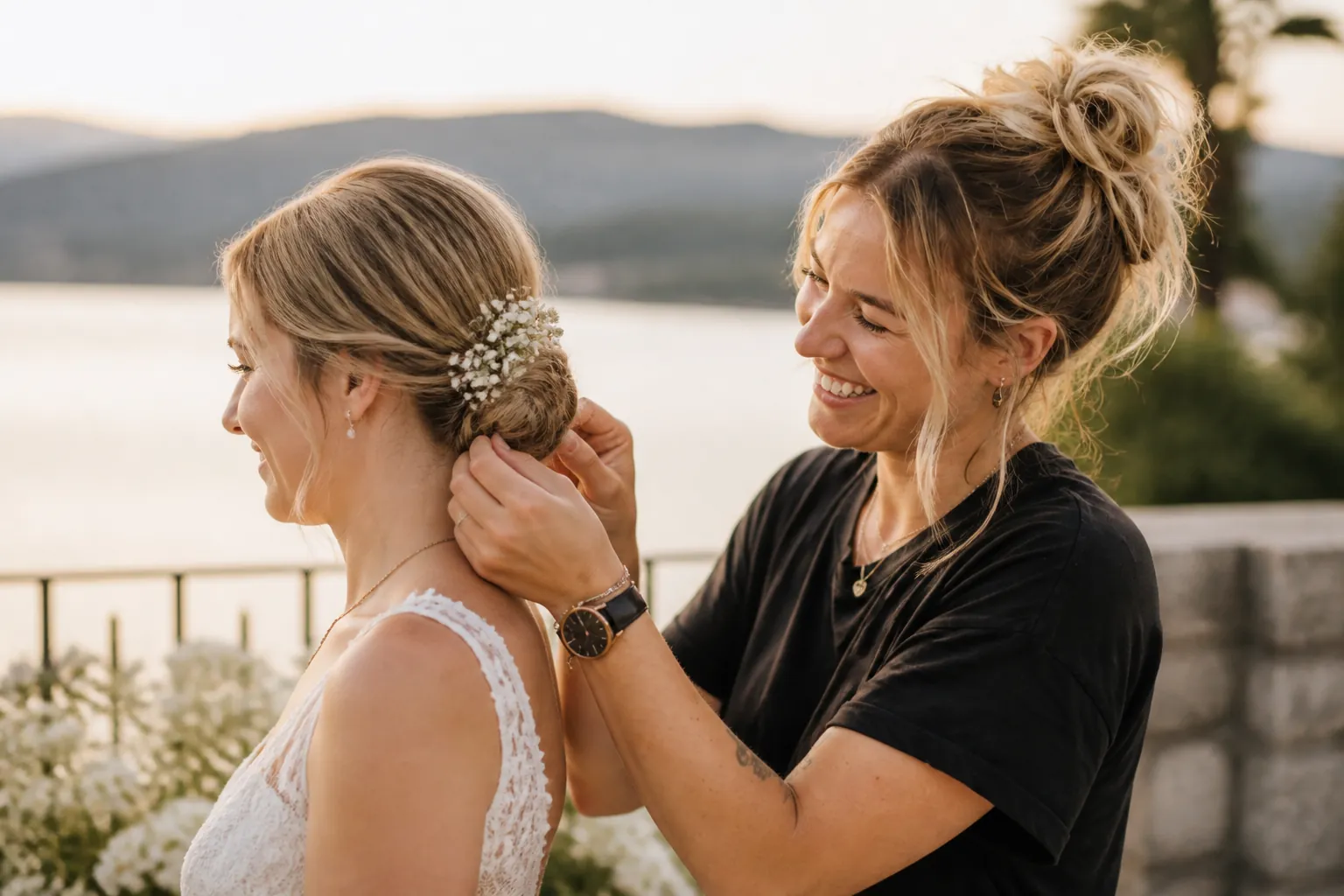 Lena steckt einer Braut am Seeufer die letzten Blumen ins Haar