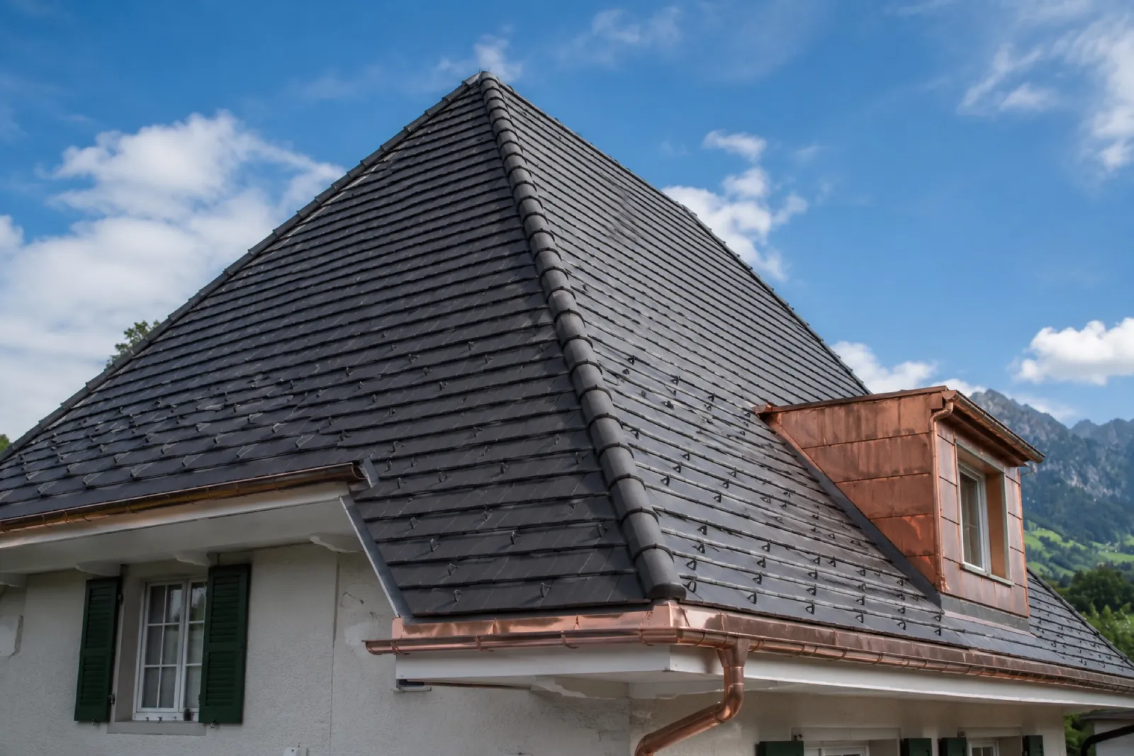 Saniertes Steildach mit Kupferlukarne